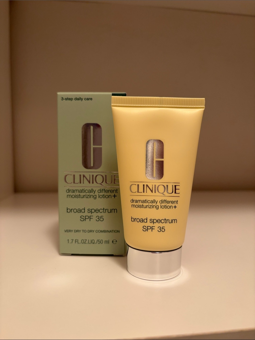 Clinique Dramatically Different Moisturizing Lotion+ SPF 35 - Yellow, Green